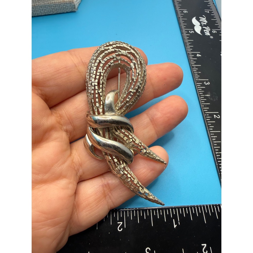 Vintage Silver Tone Textured Mesh Loop Brooch Polished Ribbon‎ Accent Pin 3.25"